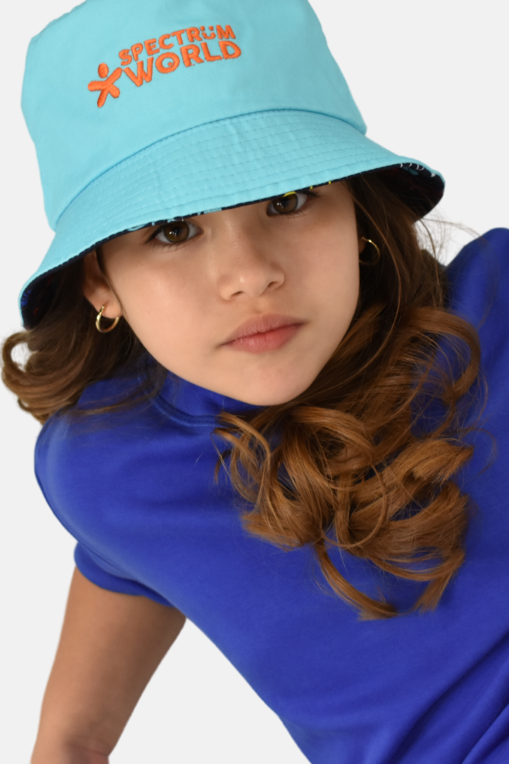 kid wearing reversible sensory-friendly bucket
